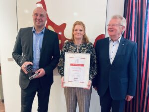 vlnr. Achim Schnell & Meike Strauch (beide aquatherm GmbH), Ulrich Stahl (Vorstandsvorsitzender BVF eV)